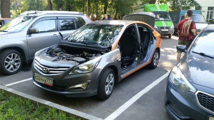 Водителя каршеринга обворовали